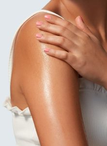 supergoop-glow-oil-spf-50-apply-on-body