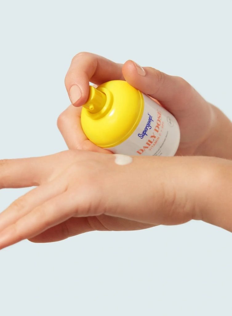 supergoop-daily-dose-vitamin-c-spf-40-serum-apply-on-hand